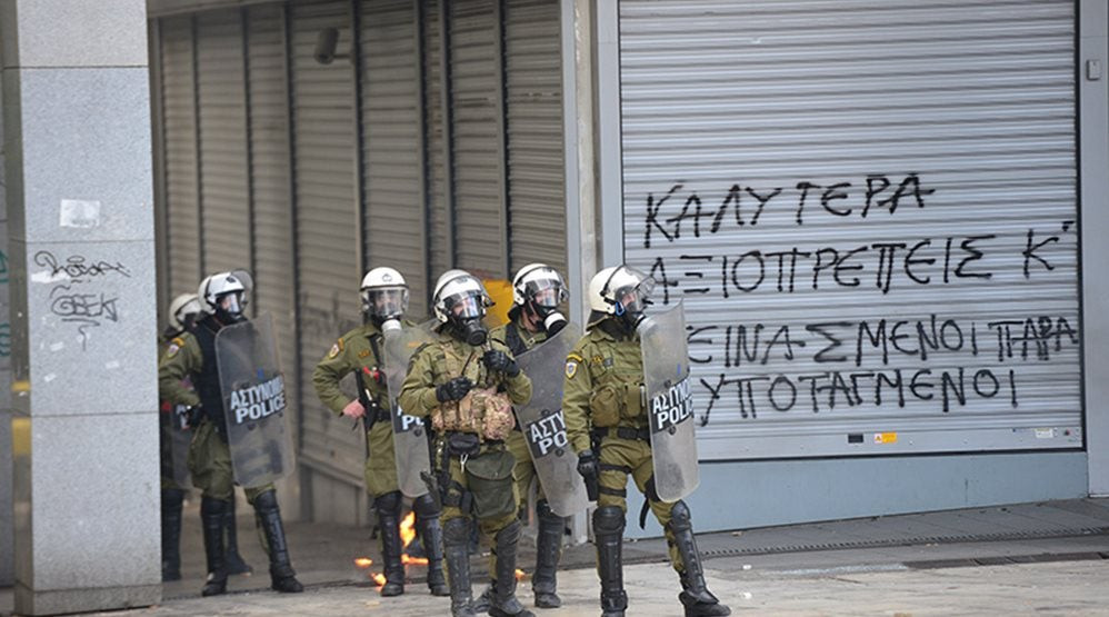 Ένταση στην πορεία στο Σύνταγμα με κουκουλοφόρους -Αυτοσχέδια βεγγαλικά προς τους αστυνομικούς πετάνε οι κουκουλοφόροι (εικόνες)